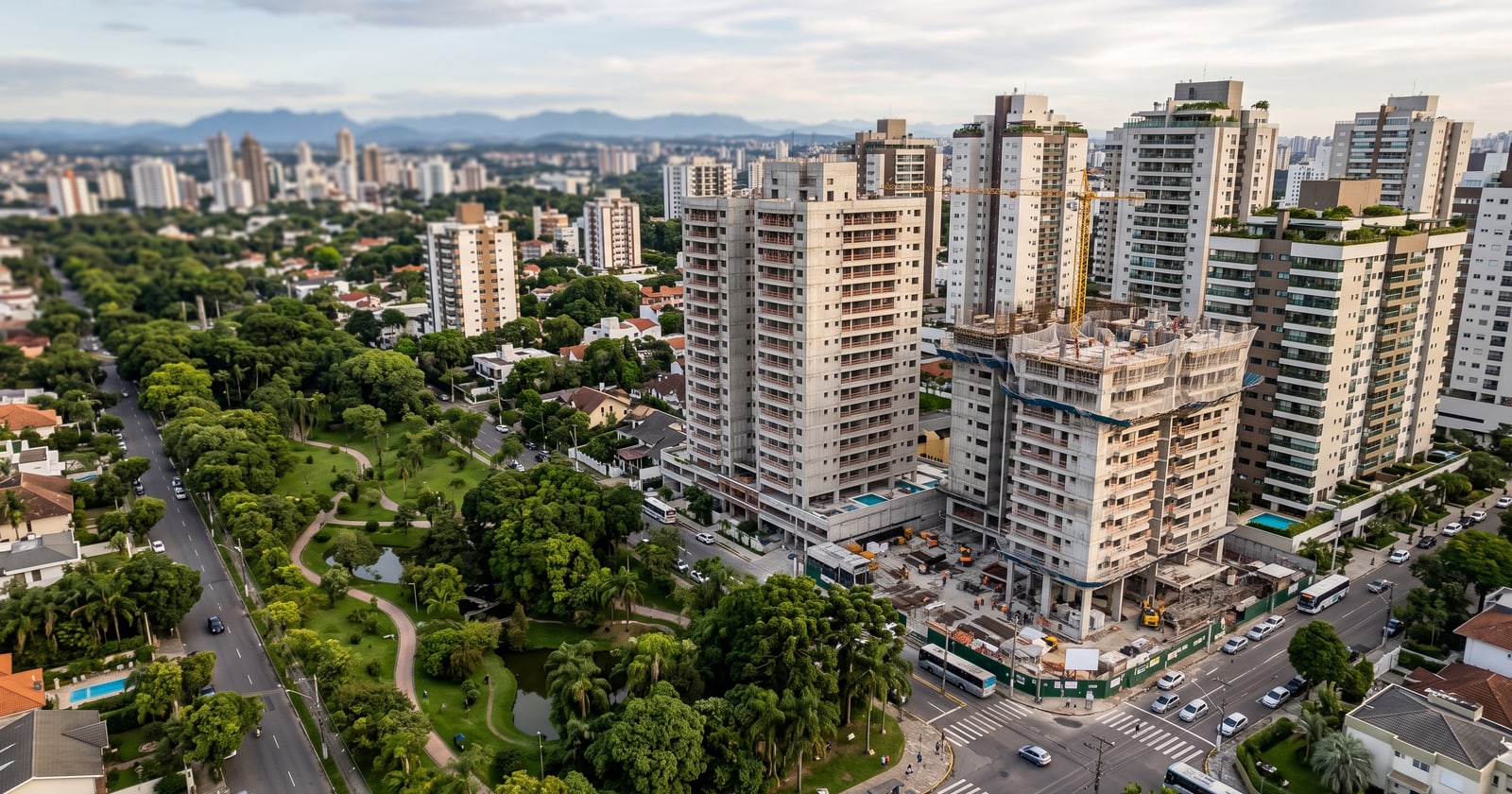 Vista aérea de prédios residenciais em uma cidade brasileira, incluindo edifícios em construção.